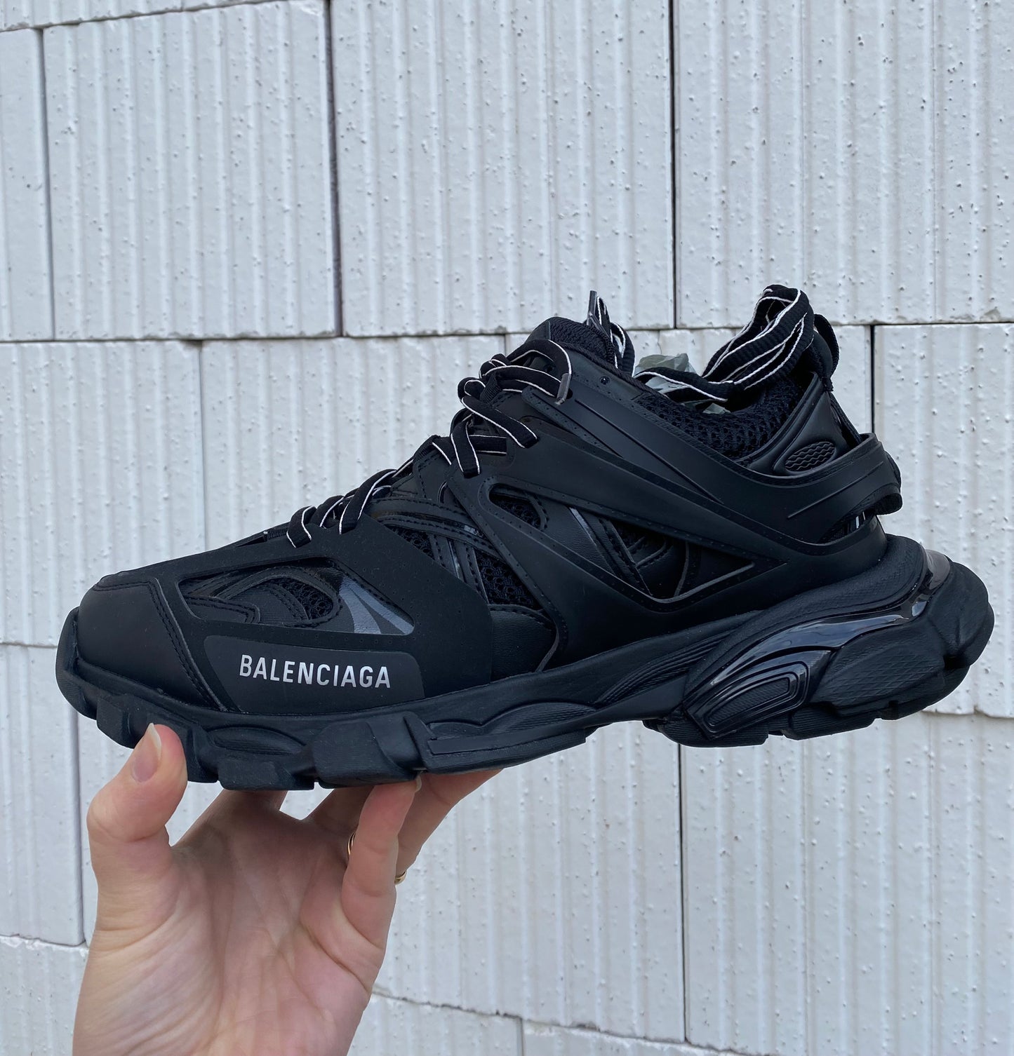 Sneakers track
