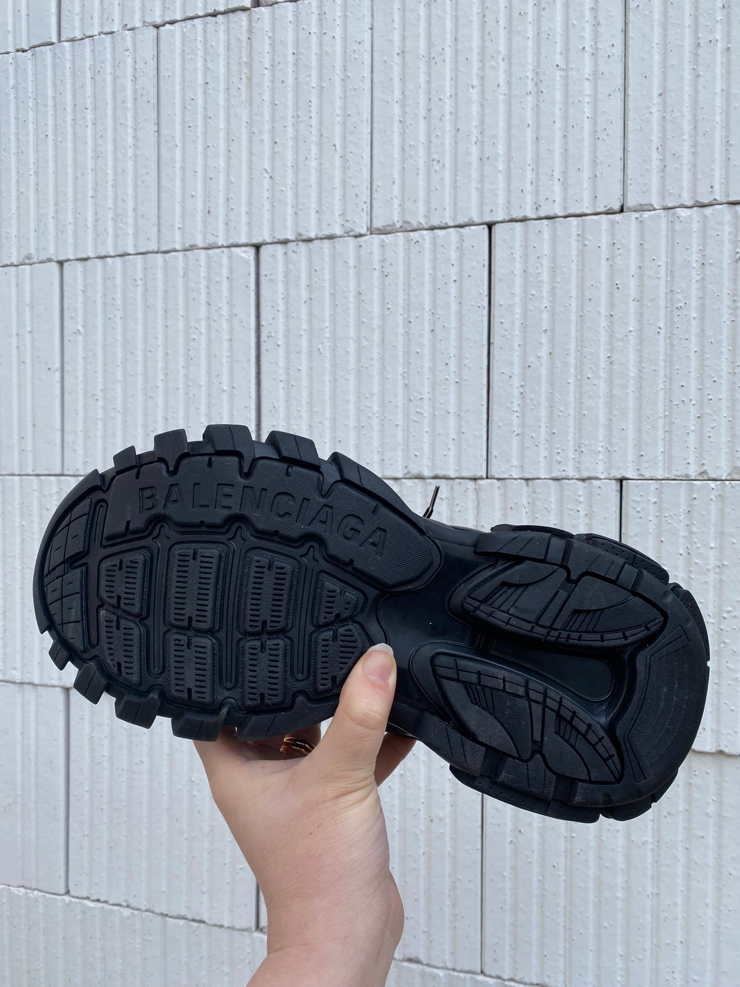 Sneakers track