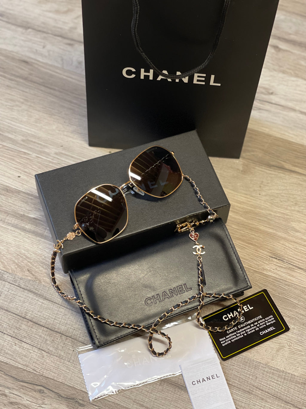 Lunette de soleil chaîne