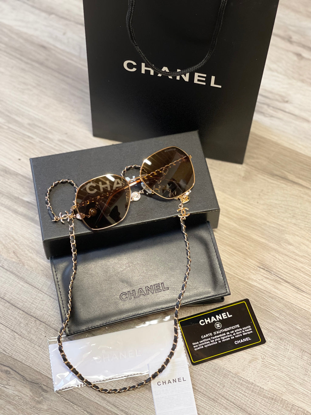 Lunette de soleil chaîne